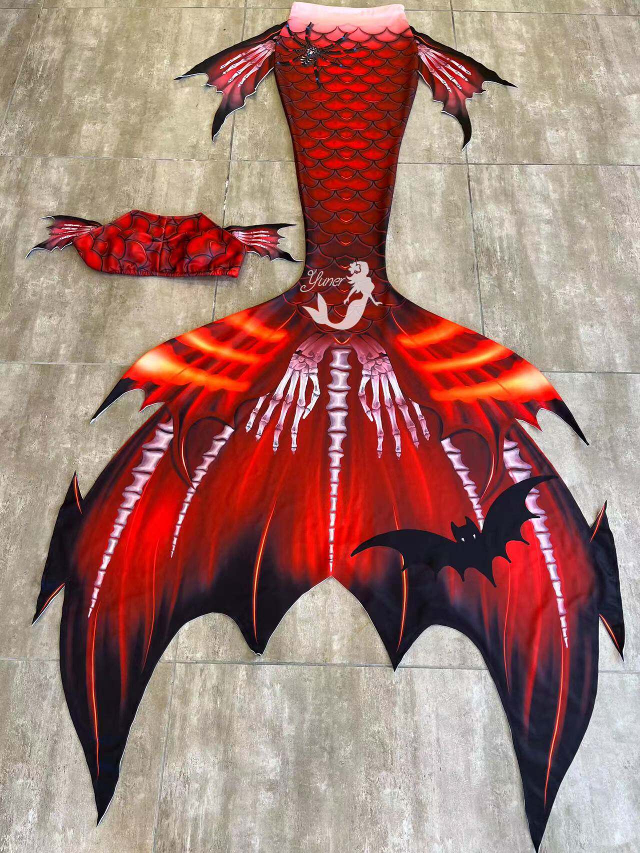Aquarium & Marine Museum Universiti Malaysia Sabah Kota Kinabalu Sabah Photos - ชุดว่ายน้ำหางนางเงือกชายหญิงแบบดั้งเดิมสำหรับถ่ายภาพใต้น้ำ ชุดแสดงโชว์ในตู้ปลา